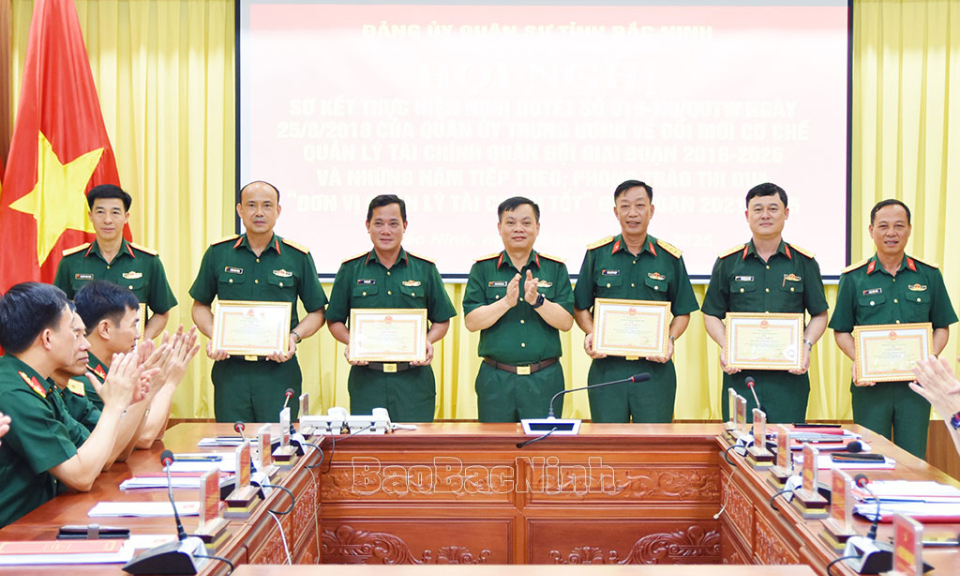 17 tập thể, cá nhân được khen thưởng về thành tích đổi mới công tác tài chính trong Quân đội