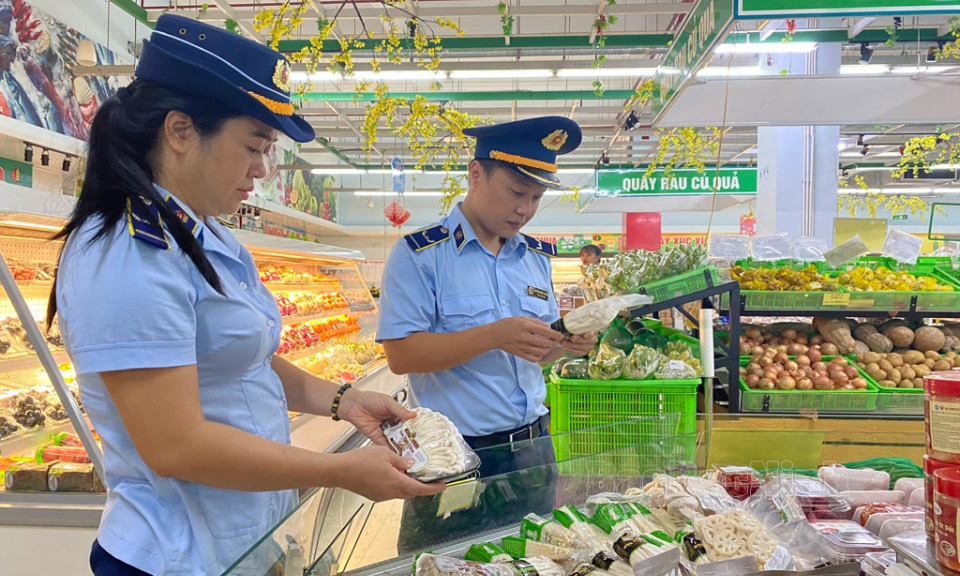 Phát hiện, xử lý gần 130 vụ vi phạm các quy định trong lĩnh vực kinh doanh thương mại
