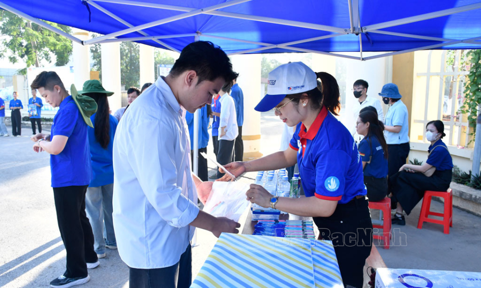 Động viên các đội hình tình nguyện “Tiếp sức mùa thi” năm 2025