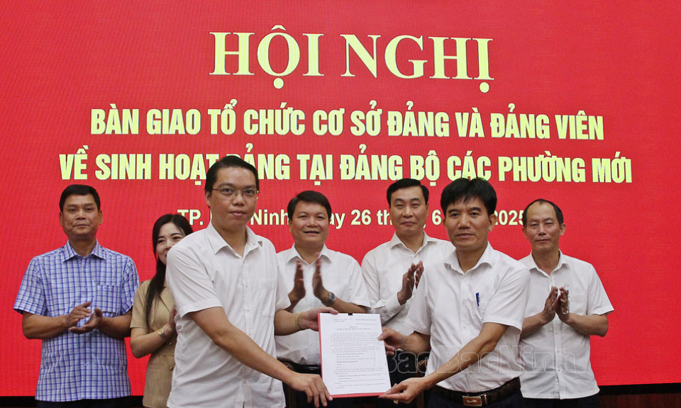 Thành ủy Bắc Ninh bàn giao tổ chức cơ sở Đảng và đảng viên về sinh hoạt Đảng tại Đảng bộ các phường mới