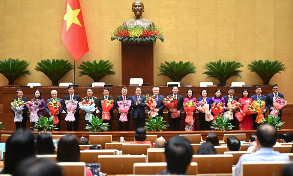 Thông qua Nghị quyết phê chuẩn đề nghị của Chủ tịch HĐBCQG về danh sách Phó Chủ tịch HĐBCQG và Ủy viên HĐBCQG
