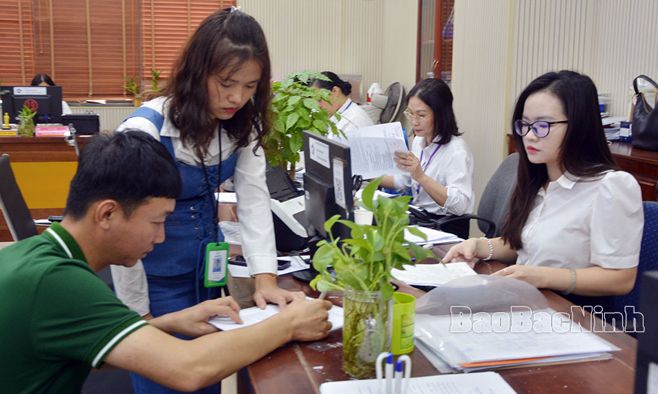 Bảo đảm giải quyết thủ tục hành chính  phục vụ người dân, doanh nghiệp