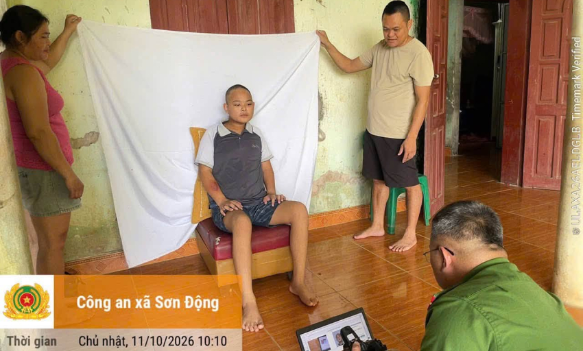 Ấm &aacute;p nghĩa t&igrave;nh: C&ocirc;ng an x&atilde; Sơn Động vượt đường xa l&agrave;m Căn cước tại nh&agrave; cho em nhỏ mắc bệnh hiểm ngh&egrave;o