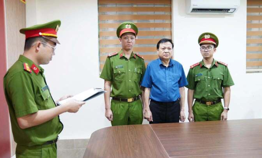 Bắt giam B&iacute; thư, Chủ tịch x&atilde; lập khống 26 phương &aacute;n khai th&aacute;c đất tr&aacute;i ph&eacute;p