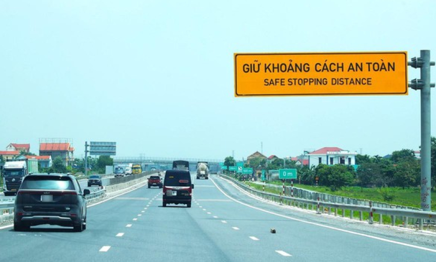 Bộ X&acirc;y dựng trả lời về quy định giữ khoảng c&aacute;ch an to&agrave;n tr&ecirc;n cao tốc