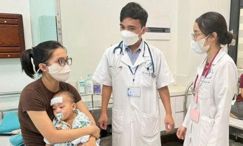 Cảnh b&aacute;o biến chứng nguy hiểm từ bệnh tay ch&acirc;n miệng ở trẻ nhỏ