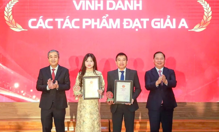 Đảng ủy MTTQ trao giải cuộc thi ch&iacute;nh luận bảo vệ nền tảng tư tưởng của Đảng