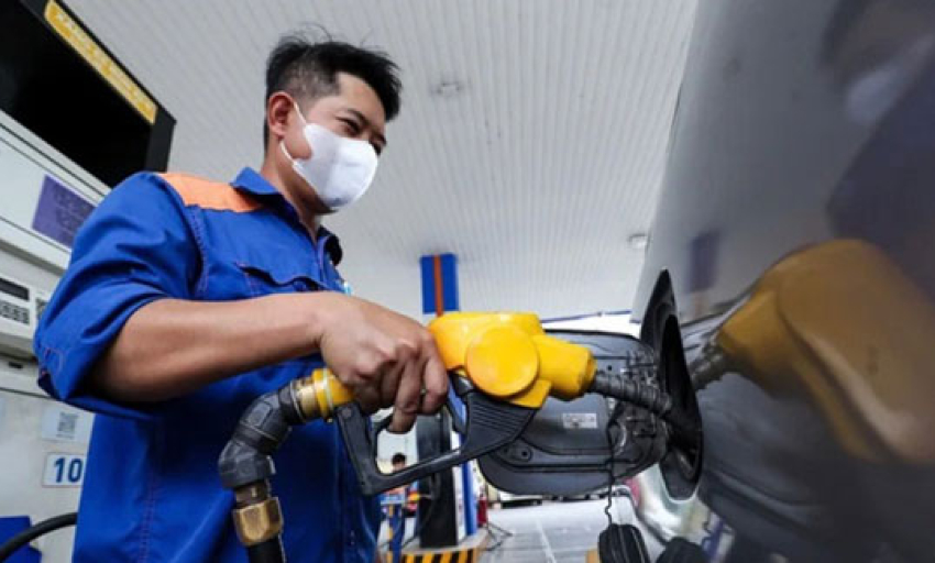 Gi&aacute; xăng E10 giảm hơn 1.000 đồng/l&iacute;t
