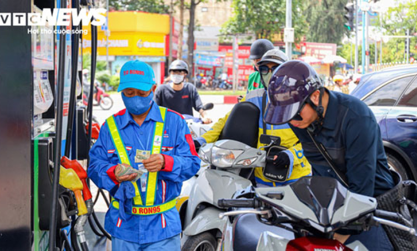 Gi&aacute; xăng tiếp tục giảm mạnh, gi&aacute; dầu tăng