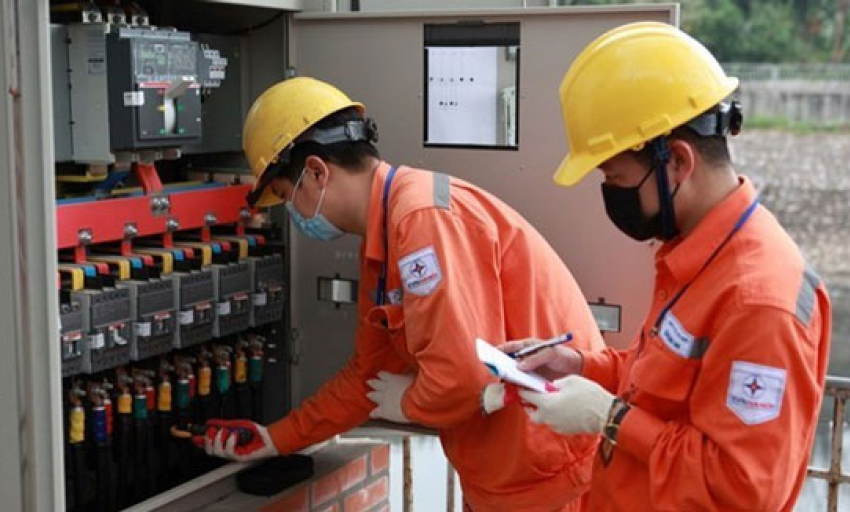 Khẩn trương xem x&eacute;t phương &aacute;n giảm thuế ti&ecirc;u thụ đặc biệt với xăng về 0% v&agrave; giảm gi&aacute; điện