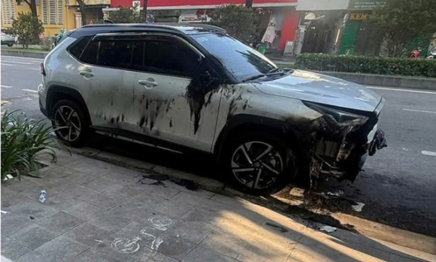 &Ocirc; t&ocirc; bị đốt ph&aacute; khi đang đậu ven đường, hư hỏng nghi&ecirc;m trọng ở Huế