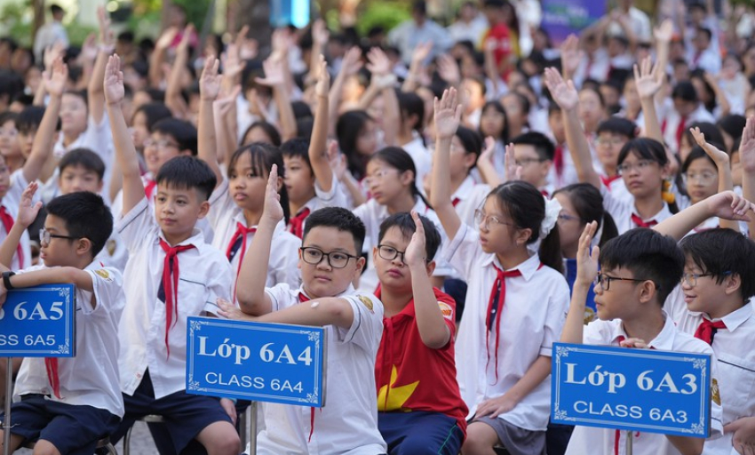Ph&aacute;t động chiến dịch 'an to&agrave;n số cho em' đến c&aacute;c trường học