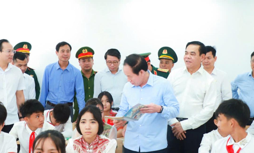 Ph&oacute; Thủ tướng L&ecirc; Tiến Ch&acirc;u: X&acirc;y dựng trường học hạnh ph&uacute;c nơi bi&ecirc;n giới Nghệ An