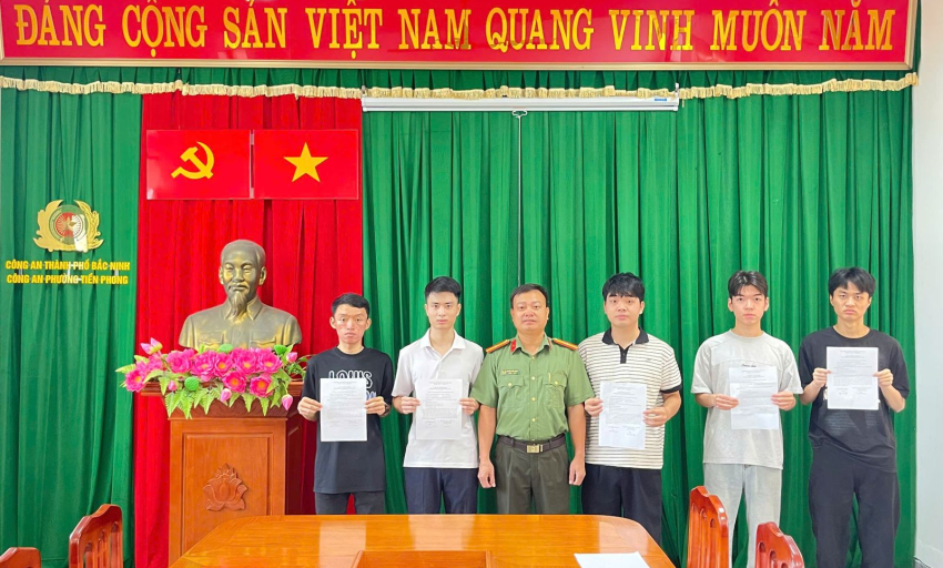 Phường Tiền Phong: 13 thanh ni&ecirc;n viết đơn t&igrave;nh nguyện thực hiện nghĩa vụ tham gia C&ocirc;ng an nh&acirc;n d&acirc;n năm 2027