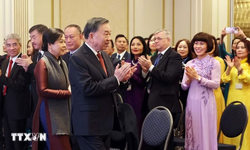 Tổng B&iacute; thư, Chủ tịch nước T&ocirc; L&acirc;m v&agrave; Phu nh&acirc;n gặp đại diện cộng đồng người Việt Nam tại ch&acirc;u &Acirc;u