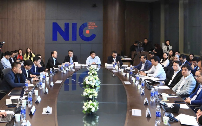 Nguồn lực đặc biệt quan trọng gi&uacute;p Ch&iacute;nh phủ ph&aacute;t triển c&aacute;c ng&agrave;nh c&ocirc;ng nghệ ti&ecirc;n phong- Ảnh 2.