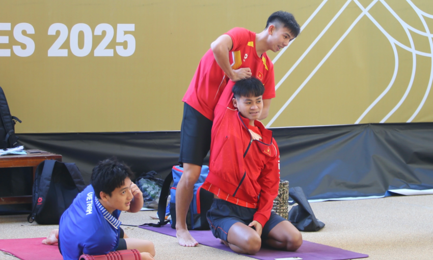 Bể bơi SEA Games chật chội trong ng&agrave;y đầu k&igrave;nh ngư Việt Nam tập luyện, v&igrave; sao?