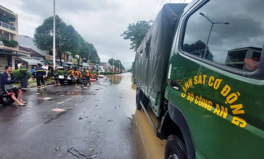 Chủ tịch UBND tỉnh Kh&aacute;nh H&ograve;a chỉ đạo đi&ecirc;̀u tra vi&ecirc;̣c v&acirc;̣n hành xả lũ các h&ocirc;̀ chứa nước