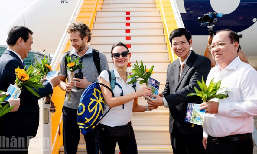 Việt Nam đ&oacute;n kh&aacute;ch du lịch quốc tế thứ 20 triệu