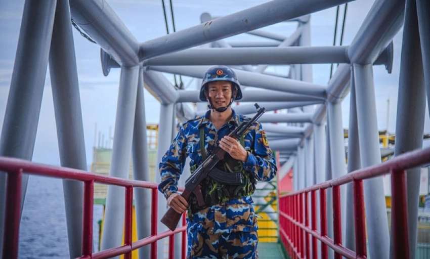 Giữa biển khơi, c&aacute;n bộ chiến sĩ DK1 hướng về Đại hội XIV của Đảng