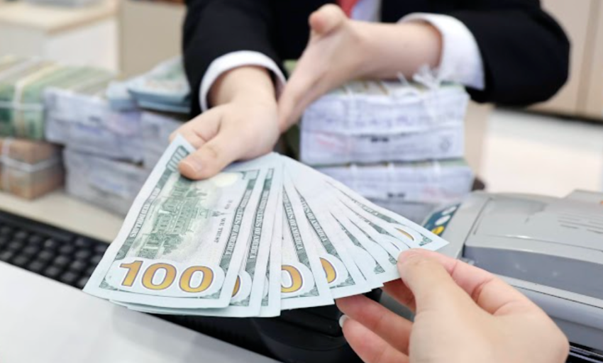 Người d&acirc;n lưu &yacute; đổi USD đ&uacute;ng chỗ để tr&aacute;nh bị phạt nặng theo quy định mới