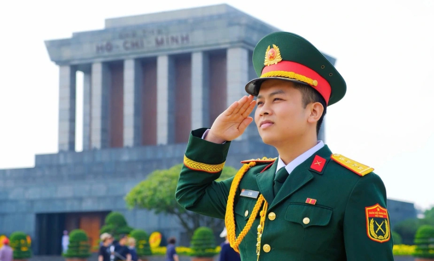 Người l&iacute;nh v&agrave; những lựa chọn khiến nhiều người kh&acirc;m phục