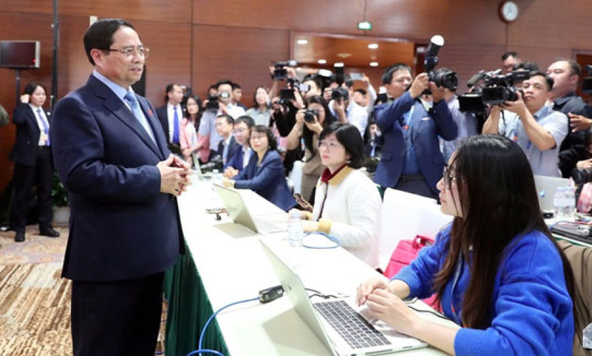 Thủ tướng Phạm Minh Ch&iacute;nh thăm, động vi&ecirc;n ph&oacute;ng vi&ecirc;n b&aacute;o ch&iacute; t&aacute;c nghiệp tại Đại hội XIV của Đảng