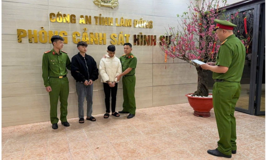 Bắt 2 thanh ni&ecirc;n cướp giật tiệm v&agrave;ng sau 16 giờ g&acirc;y &aacute;n