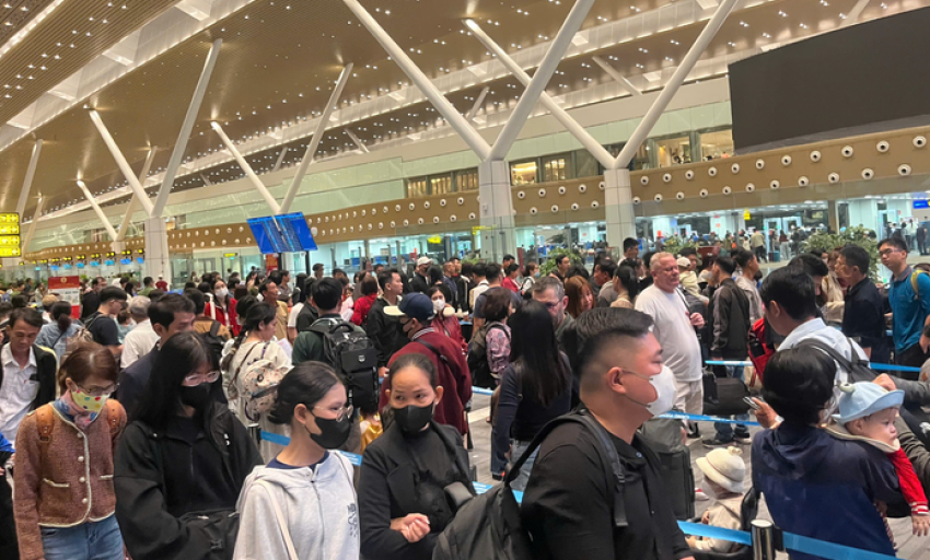 Bất ngờ v&eacute; m&aacute;y bay Tết từ TPHCM đi H&agrave; Nội ng&agrave;y 28 th&aacute;ng Chạp