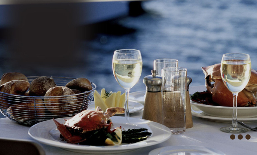 Chuy&ecirc;n gia chỉ c&aacute;ch ăn uống để l&agrave;m chậm hấp thu rượu