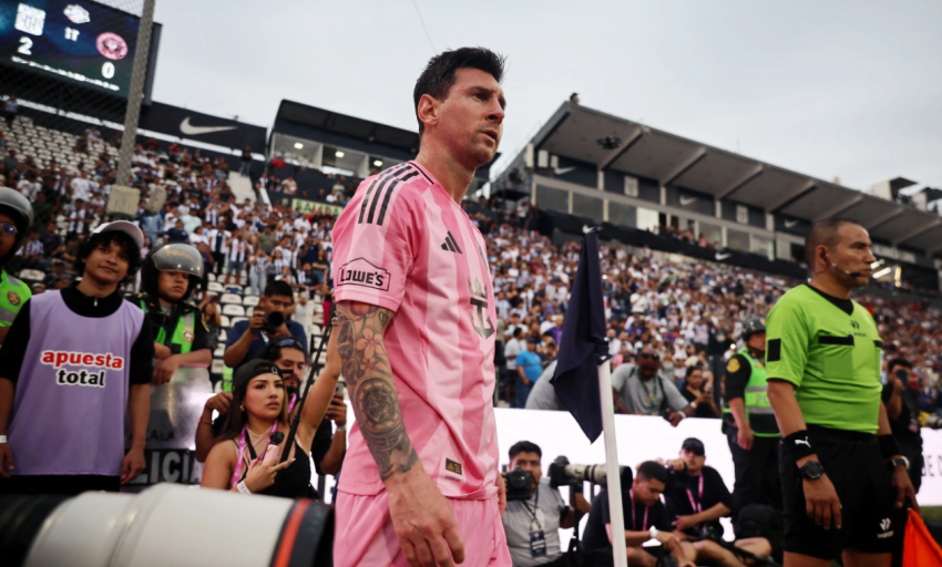 Messi nhận mưa lời khen khi xin lỗi kh&ocirc;ng thi đấu, Ronaldo bị ch&ecirc; tr&aacute;ch v&igrave; &lsquo;im thin th&iacute;t&rsquo;