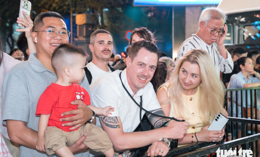 Trải nghiệm phi&ecirc;n bản đ&ecirc;m của đường hoa Nguyễn Huệ Tết B&iacute;nh Ngọ 2026 sau lễ khai mạc