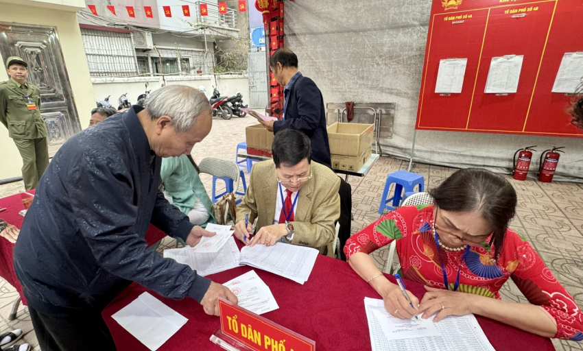 Ch&ugrave;m ảnh: Cử tri cả nước n&ocirc; nức tham gia "Ng&agrave;y hội non s&ocirc;ng"