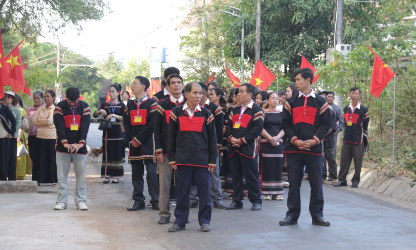 Đồng b&agrave;o T&acirc;y Nguy&ecirc;n n&ocirc; nức đi bầu cử