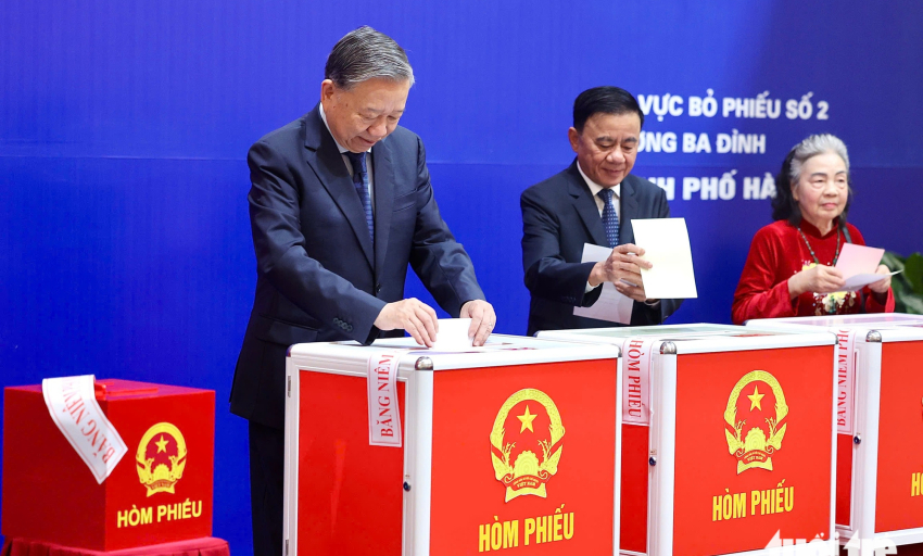 Tổng B&iacute; thư T&ocirc; L&acirc;m, c&aacute;c l&atilde;nh đạo Đảng, Nh&agrave; nước bỏ phiếu bầu đại biểu Quốc hội, HĐND nhiệm kỳ mới