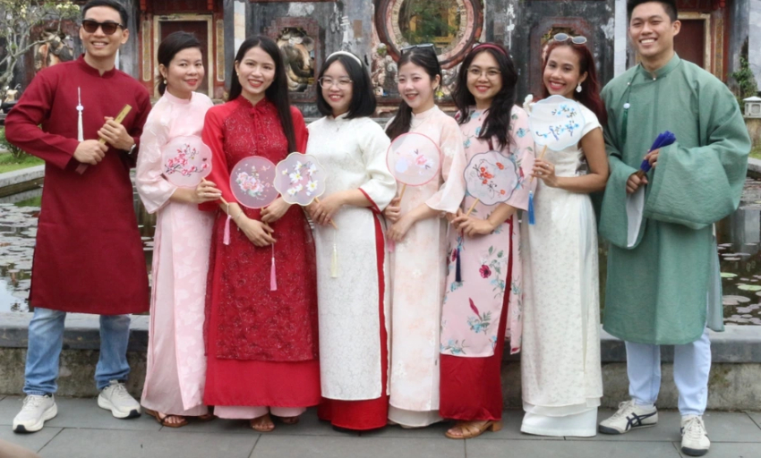 Vì sao người trẻ chủ động 'yêu' áo dài dù từng ngại ngùng với trang phục này?