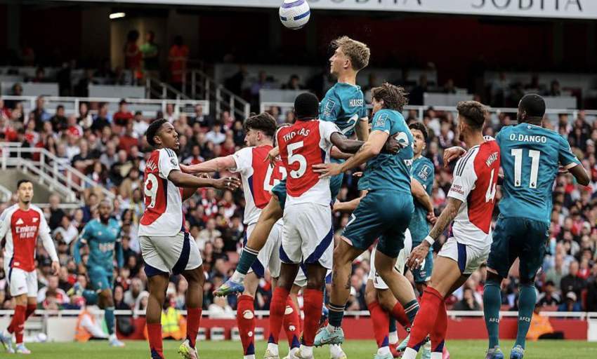 Arsenal tăng tốc đua v&ocirc; địch