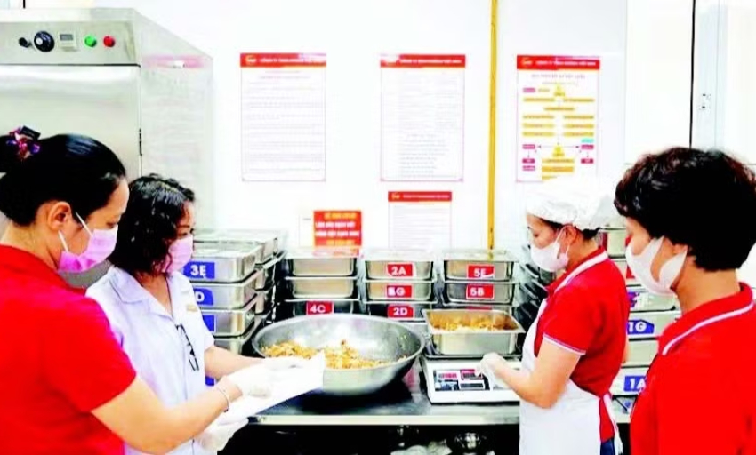 Bảo đảm an to&agrave;n thực phẩm tại bếp ăn trường học