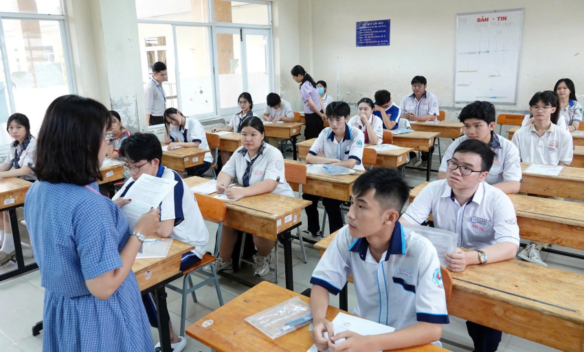 Đến l&uacute;c cần xem lại c&aacute;ch chấm m&ocirc;n tự luận thi tốt nghiệp THPT