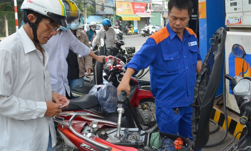 Gi&aacute; xăng dầu tiếp tục giảm, dầu diesel giảm tới 3.185 đồng/l&iacute;t