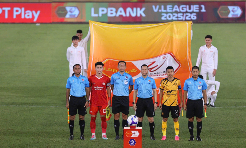 HLV Velizar Popov v&agrave; &ldquo;duy&ecirc;n nợ&rdquo; với trọng t&agrave;i V-League