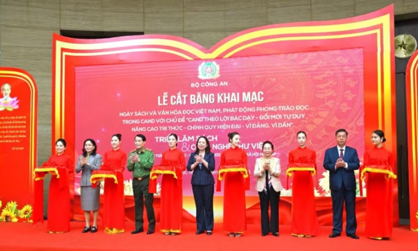 Khai mạc Ng&agrave;y s&aacute;ch v&agrave; ph&aacute;t động phong tr&agrave;o đọc s&aacute;ch trong C&ocirc;ng an nh&acirc;n d&acirc;n