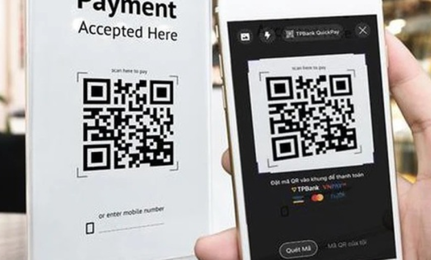 Khởi tố 2 đối tượng lừa đảo bằng phương thức d&aacute;n đ&egrave; m&atilde; qu&eacute;t QR