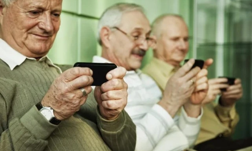 Người lớn tuổi v&agrave; v&ograve;ng xo&aacute;y lướt smartphone kh&ocirc;ng điểm dừng