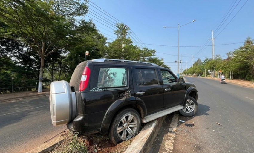 Nhậu say, 2 thanh ni&ecirc;n rủ nhau trộm &ocirc; t&ocirc; rồi g&acirc;y tai nạn li&ecirc;n ho&agrave;n