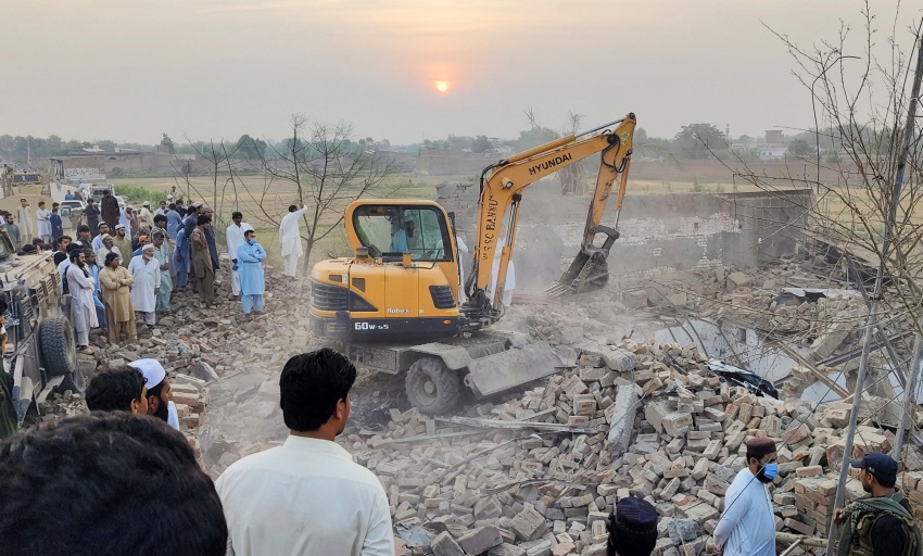 14 cảnh s&aacute;t thiệt mạng trong vụ đ&aacute;nh bom xe, phục k&iacute;ch ở Pakistan