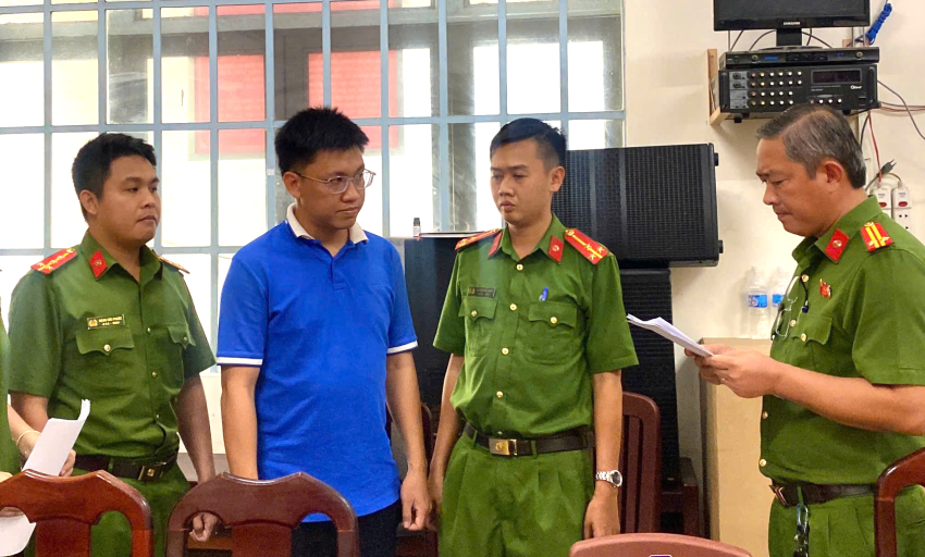 Bắt gi&aacute;m đốc c&ocirc;ng ty chứa hơn 400.000 sản phẩm nước yến, yến s&agrave;o giả b&aacute;n qua mạng3