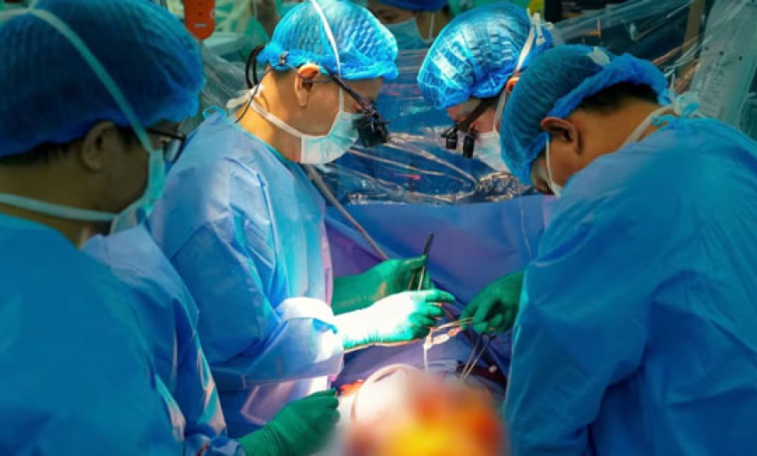 Ca gh&eacute;p tim xuy&ecirc;n Việt cứu sống bệnh nh&acirc;n 23 tuổi