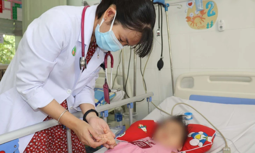 D&aacute;n miếng chống say t&agrave;u xe, b&eacute; 7 tuổi mất kiểm so&aacute;t h&agrave;nh vi, n&oacute;i nhảm
