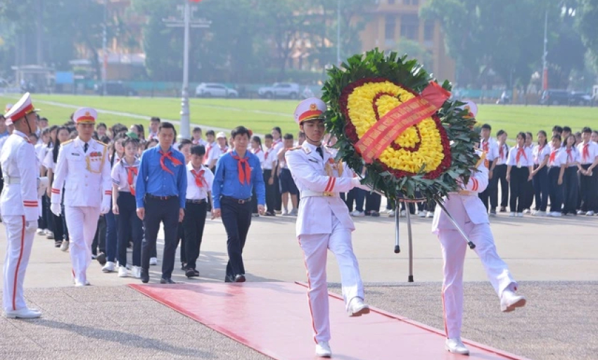 Gần 100 đội vi&ecirc;n ti&ecirc;u biểu v&agrave;o Lăng viếng Chủ tịch Hồ Ch&iacute; Minh